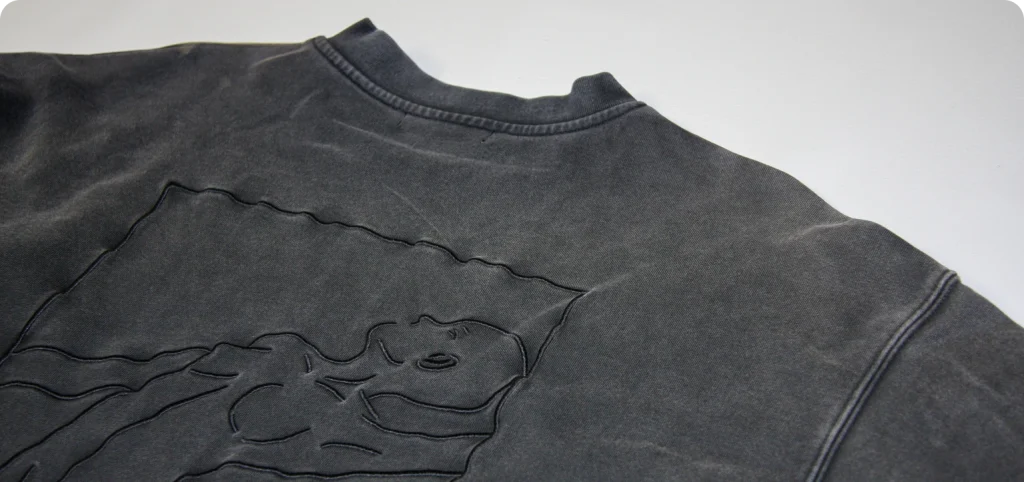 Sweatshirt cinza com detalhe bordado em relevo desenvolvida pela Rotex