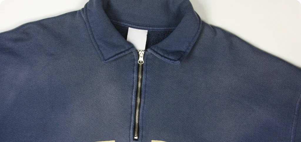 Sweatshirt azul com fecho parcial e gola estruturada, produzido pela Rotex.