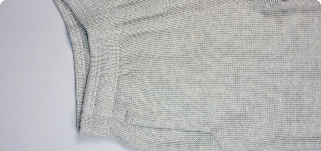 Detalhe do bolso da calça cinza de malha da Rotex.