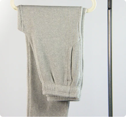 Calça cinzenta de malha com textura, produzida pela Rotex