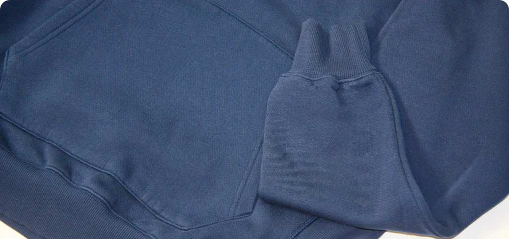 Detalhe do punho da sweatshirt azul da Rotex.