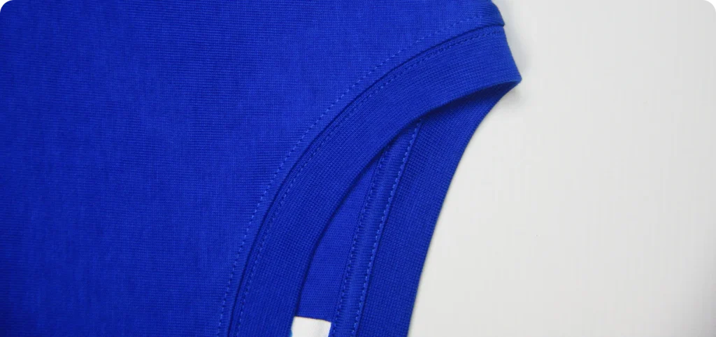 Detalhe das costuras da gola da t-shirt azul do portefólio da Rotex.