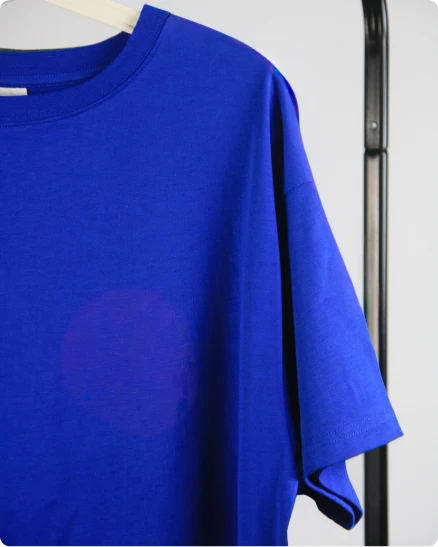 Detalhe da t-shirt azul, evidenciando o tecido e acabamento, do portefolio da Rotex.