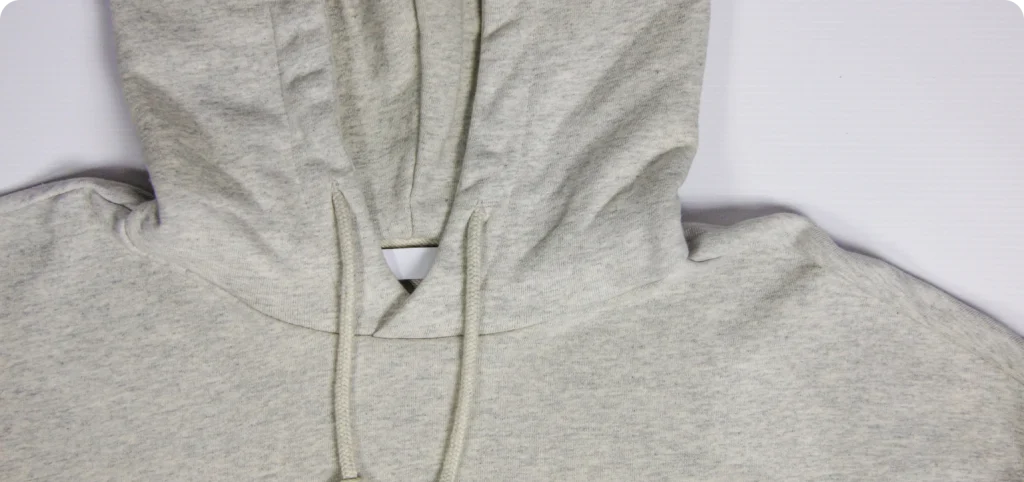 Hoodie em malha cinza com capuz e cordões desenvolvido pela Rotex.