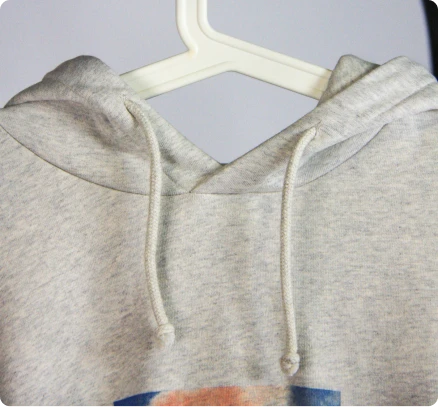 Hoodie em malha cinza com cordões desenvolvido pela Rotex.