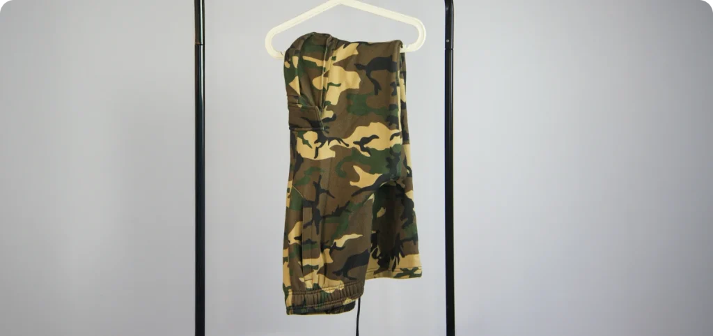 Portefólio de calças om padrão de camuflagem desenvolvidas pela Rotex