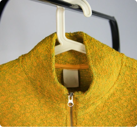 Close-up da gola do casaco amarelo da peça do portefólio da Rotex.