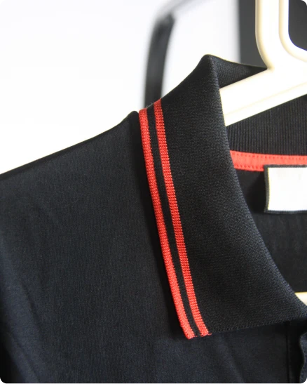 Detalhe do polo azul escuro com gola estruturada e riscas vermelhas desenvolvido pela Rotex.