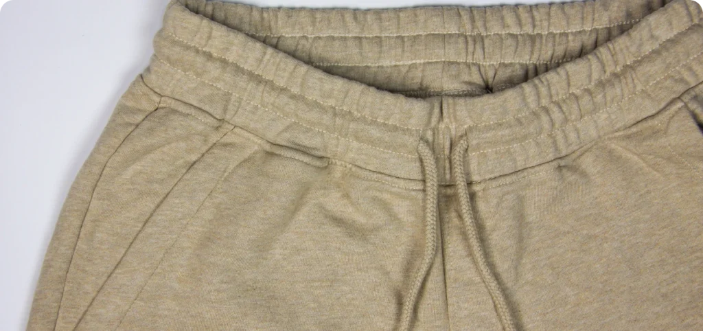 Detalhe do cordão de calças cinzentas de malha da coleção Rotex