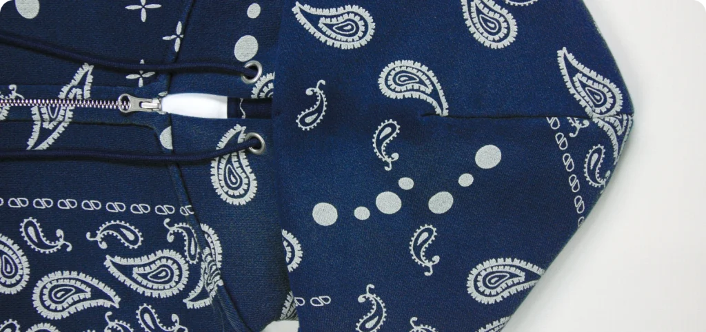 Detalhe do capuz do casaco azul com padrão da Rotex.