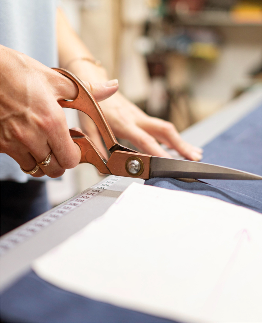 Pessoa a cortar tecido, representando o serviço de corte da Rotex.