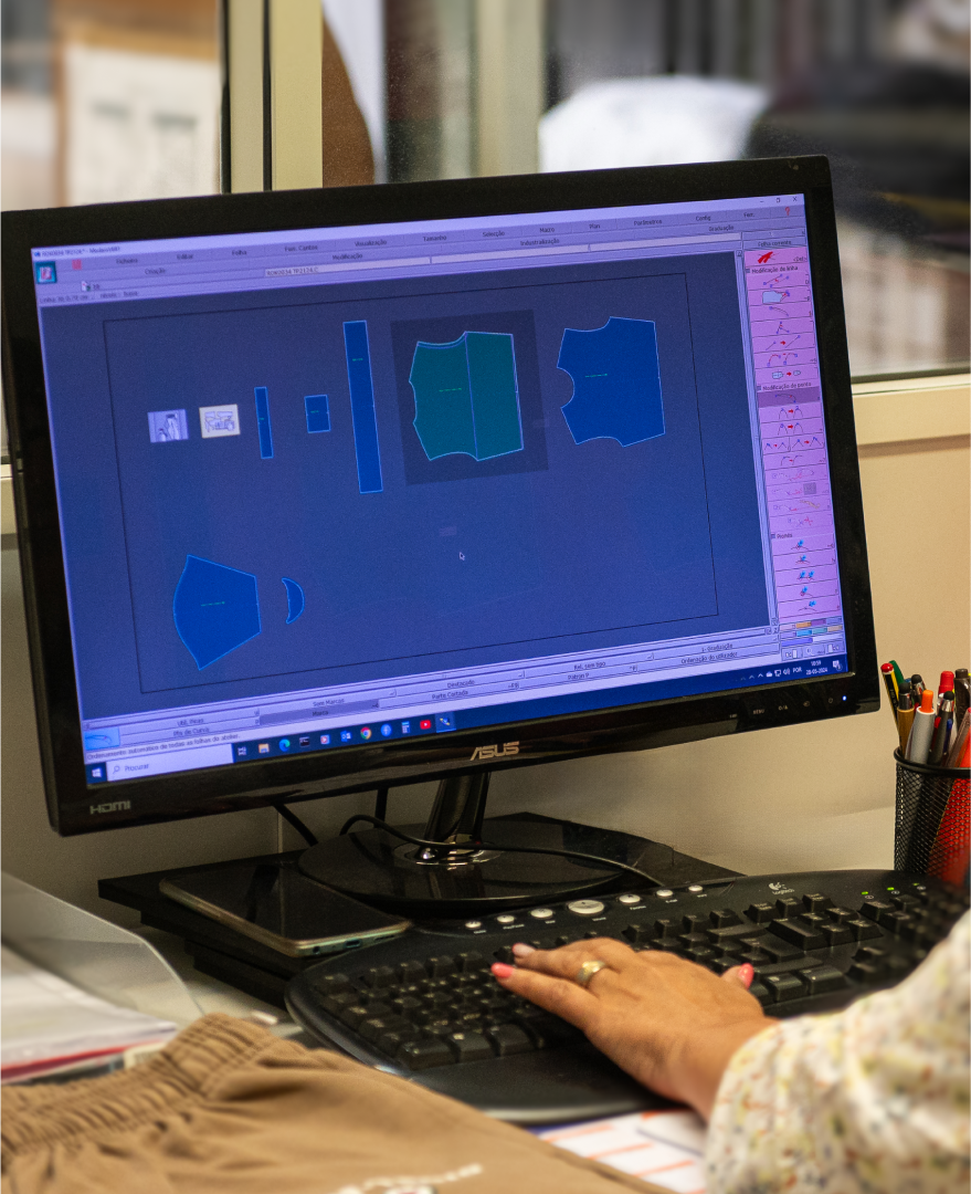 Pessoa a trabalhar no computador, representando o serviço de modelação da Rotex.