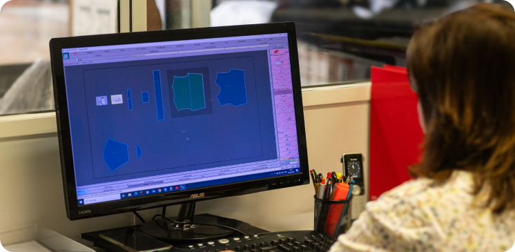 Pessoa a trabalhar no computador, representando o serviço de modelação da Rotex.