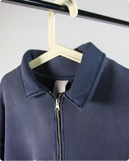 Casaco azul com fecho presente no portefólio da Rotex.